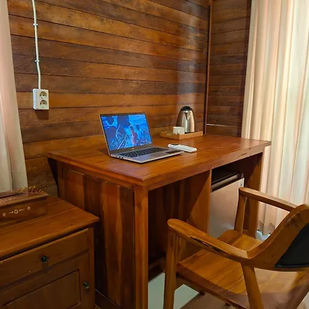 The Valley Green Cottage And Massage
